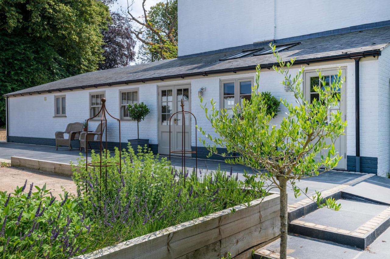 The Shepherds Huts & The Well Lodge At Ormesby Manor Ormesby Saint Michael Exterior photo
