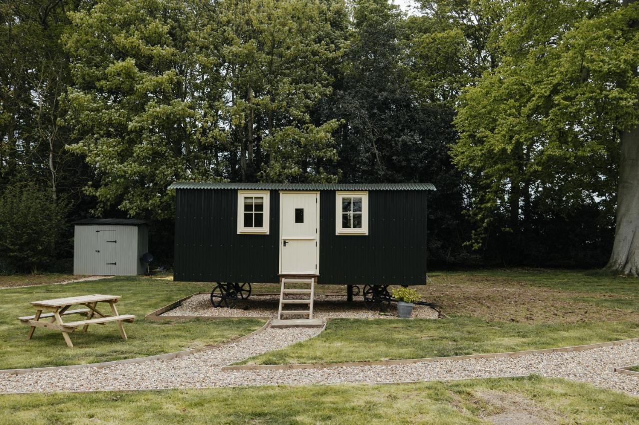 The Shepherds Huts & The Well Lodge At Ormesby Manor Ormesby Saint Michael Exterior photo
