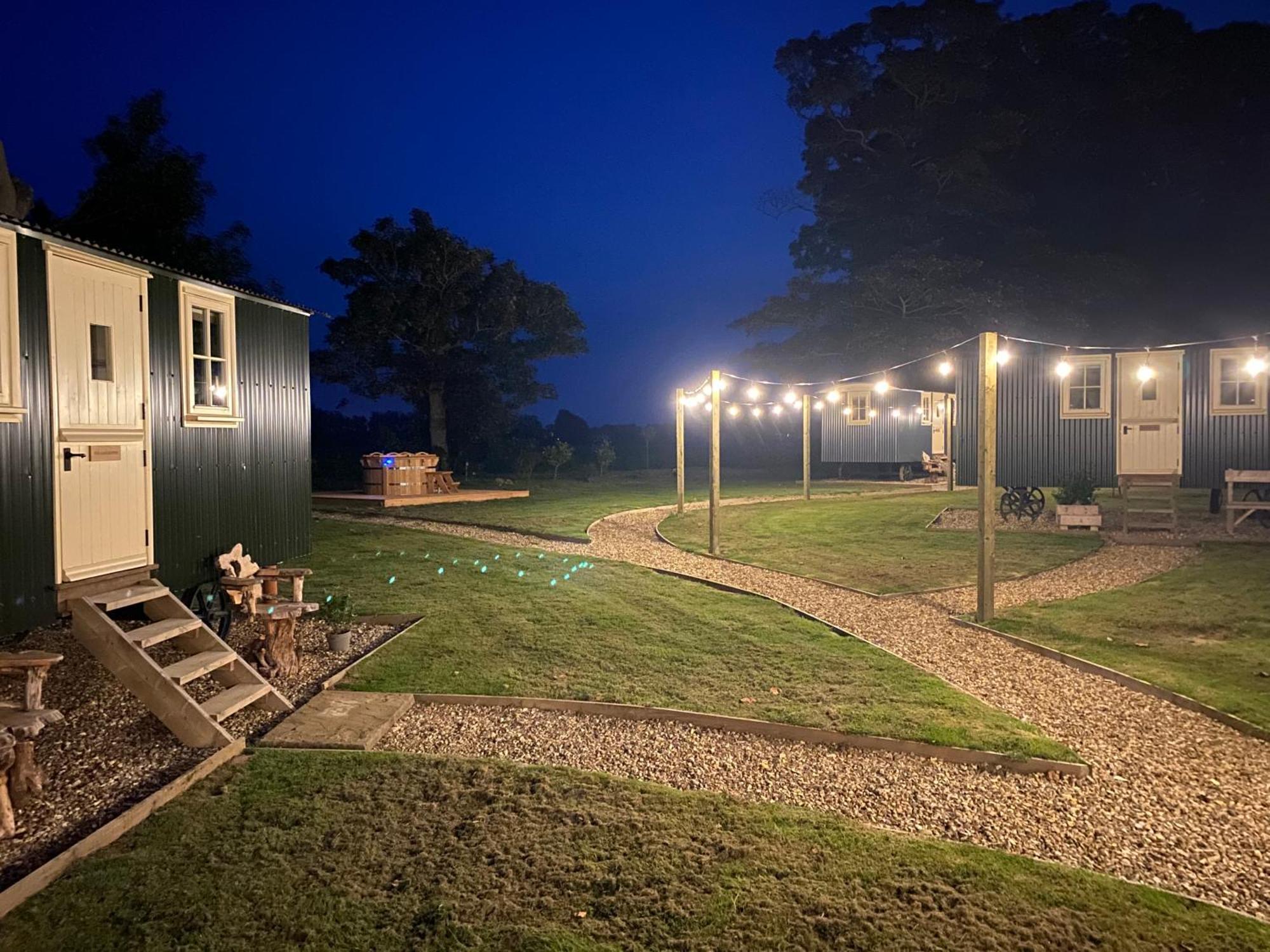 The Shepherds Huts & The Well Lodge At Ormesby Manor Ormesby Saint Michael Exterior photo
